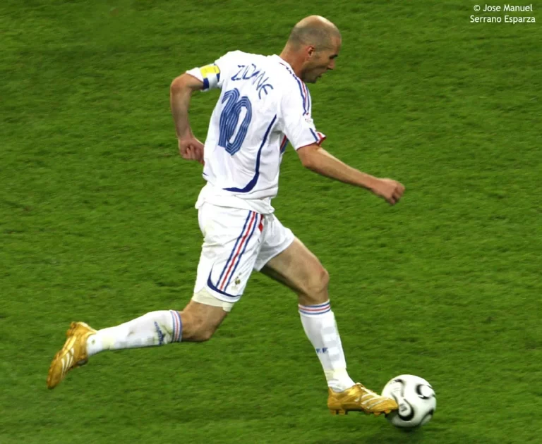 Gaya Bermain Zinedine Zidane