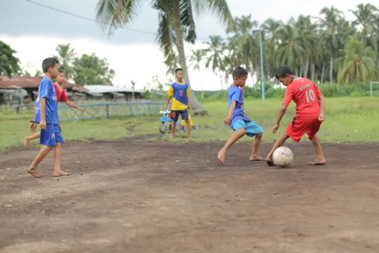 Pelajaran dari Pesepak Bola untuk Kesetaraan Kesejahteraan Anak-Anak