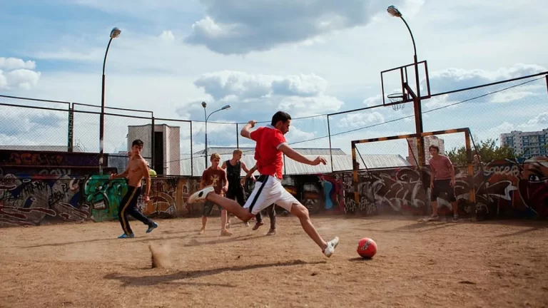 Sepak Bola dan Seni Rupa Jalanan: Karya di Dinding Kota